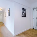 A-K Apartments- Vibrant City Centre Apartment Sleeping 5 Guests