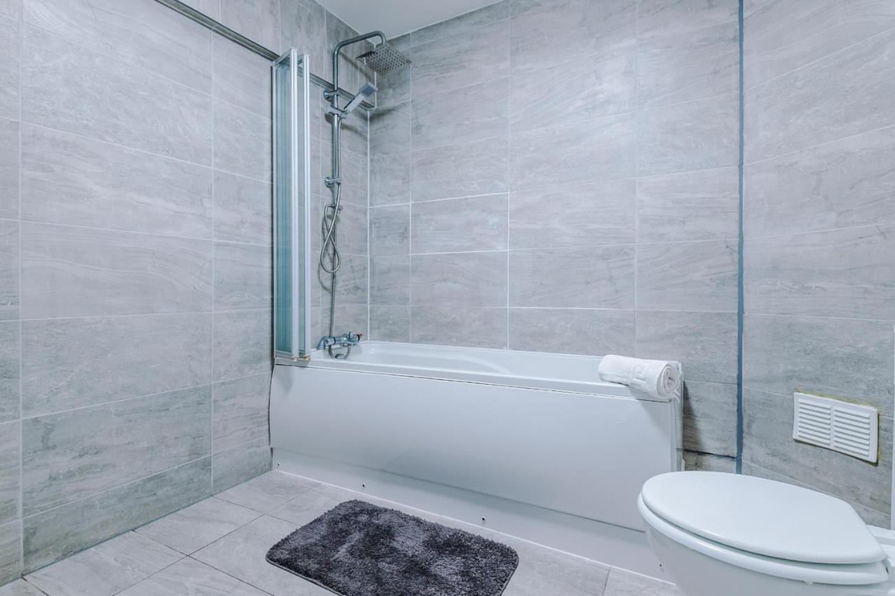 A-k Apartments- Vibrant Centre Sleeping 5 Guests