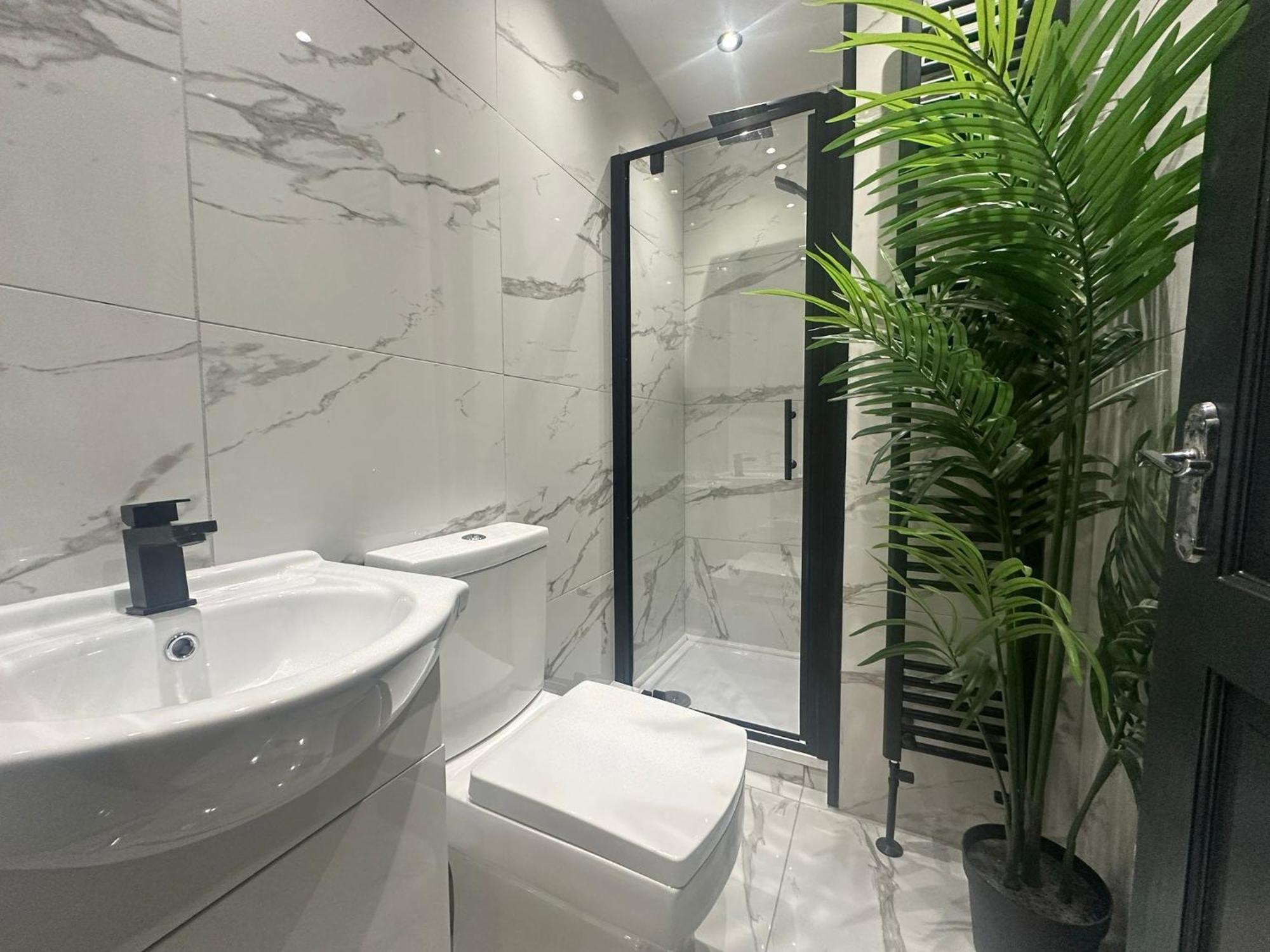 4 Bedroom Anfield House, 7 Beds, Free Parking, Garden - 5 Mins To Lfc, 15 Mins To Centre *