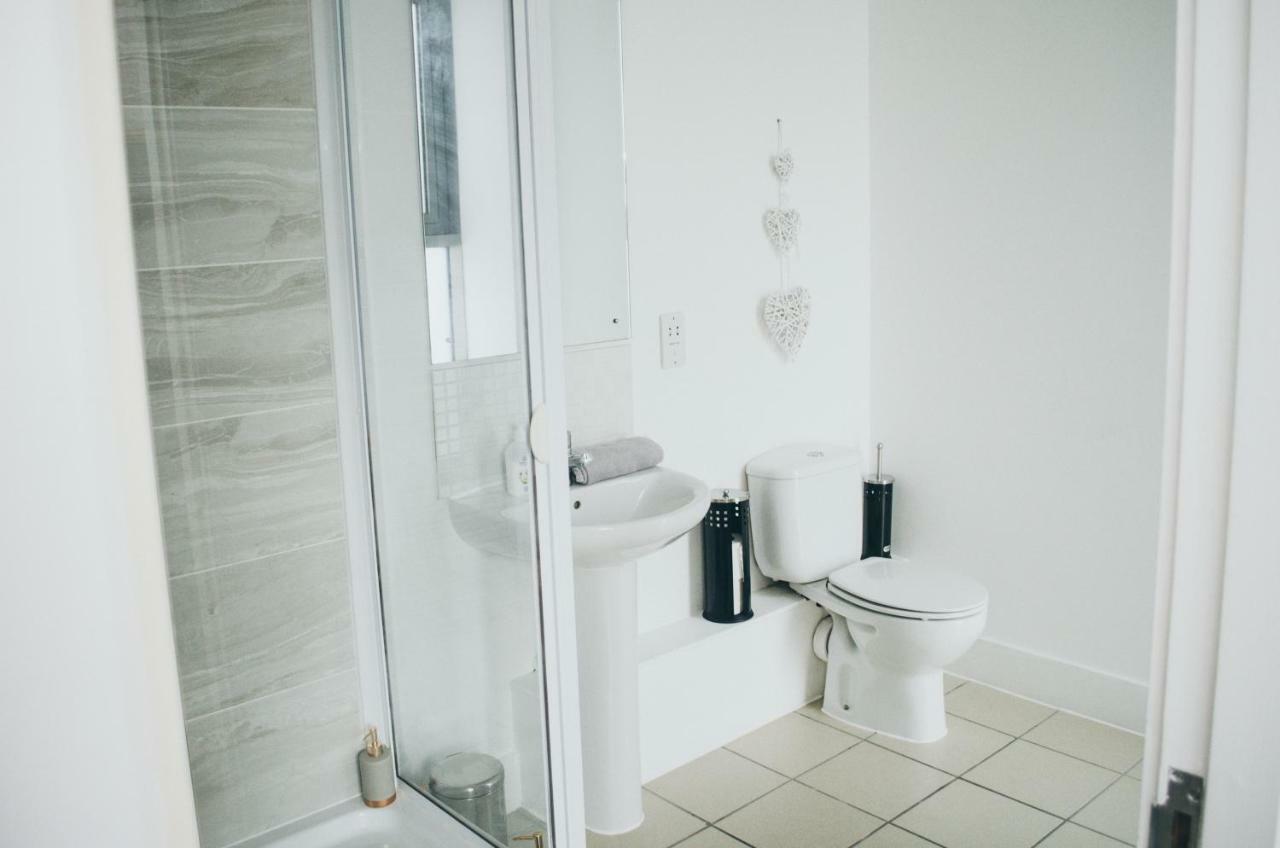 Apartment Serviced In City Centre - Free Parking - Balcony - By Happy Days *