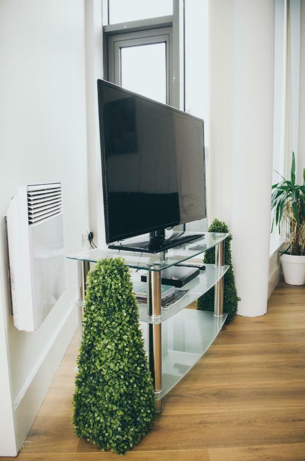 Serviced In City Centre - Free Parking - Balcony - By Happy Days Apartment