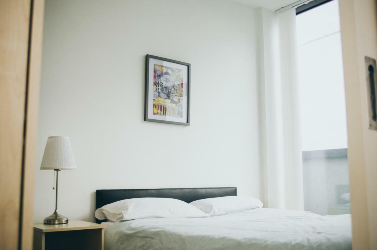 Serviced In City Centre - Free Parking - Balcony - By Happy Days *