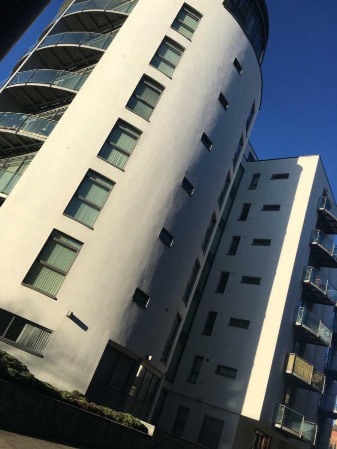 Serviced In City Centre - Free Parking - Balcony - By Happy Days