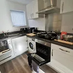 Large 65 Inch Tv Full Kitchen Long-Stay Ready