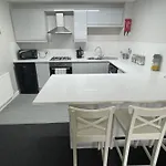 Hosted By Ryan - 1 Bedroom Apartment