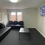 Hosted By Ryan - 1 Bedroom Apartment