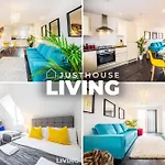 New Spacious Modern Townhouse Free Private Parking