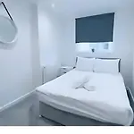 Charming 2-Bed Apartment In Liverpool