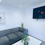 Charming 2-Bed Apartment In Liverpool