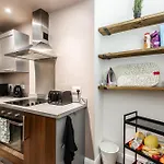 Orange Rentals - Chic 2-Storey Apartment, Sleeps 6