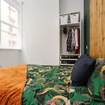Orange Rentals - Chic 2-Storey Apartment, Sleeps 6