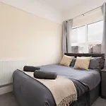 Modern House - Free Parking - 2X Bathrooms
