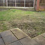 5-Beds In Quiet Three Bedroom House Near Anfield Stadium, Free Parking