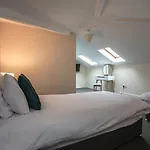 Roscoe Street Apartment