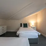Roscoe Street Apartment