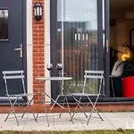 New Spacious Modern Townhouse Free Private Parking