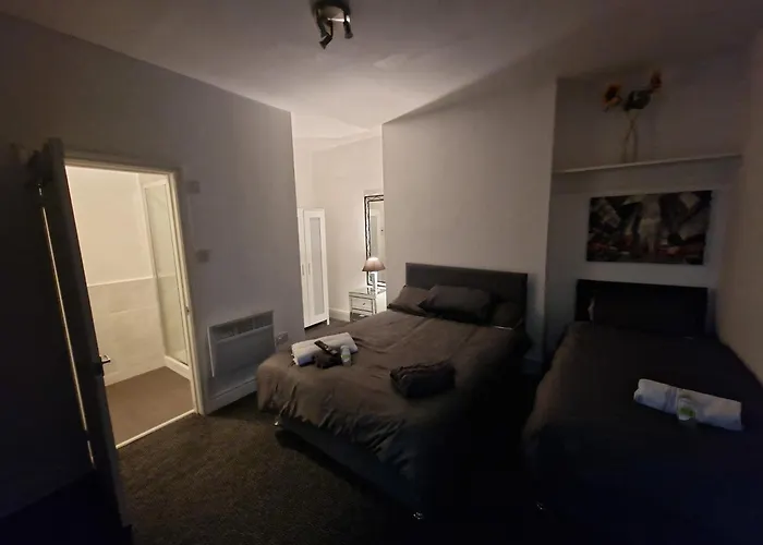 Liverpool City 5 Bed House Sleeps 12