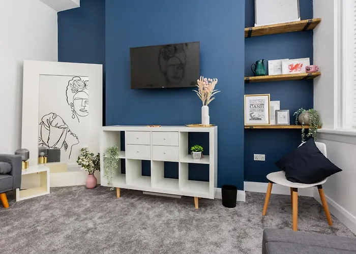 Orange Rentals - Chic 2-Storey Apartment, Sleeps 6