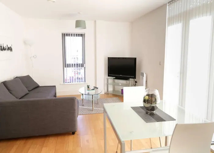Serviced Apartment In Liverpool City Centre - Free Parking - Balcony - By Happy Days