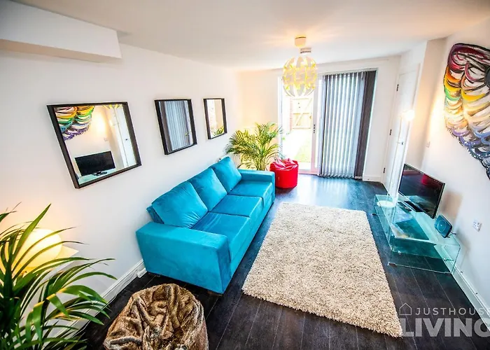 New Spacious Modern Townhouse Free Private Parking
