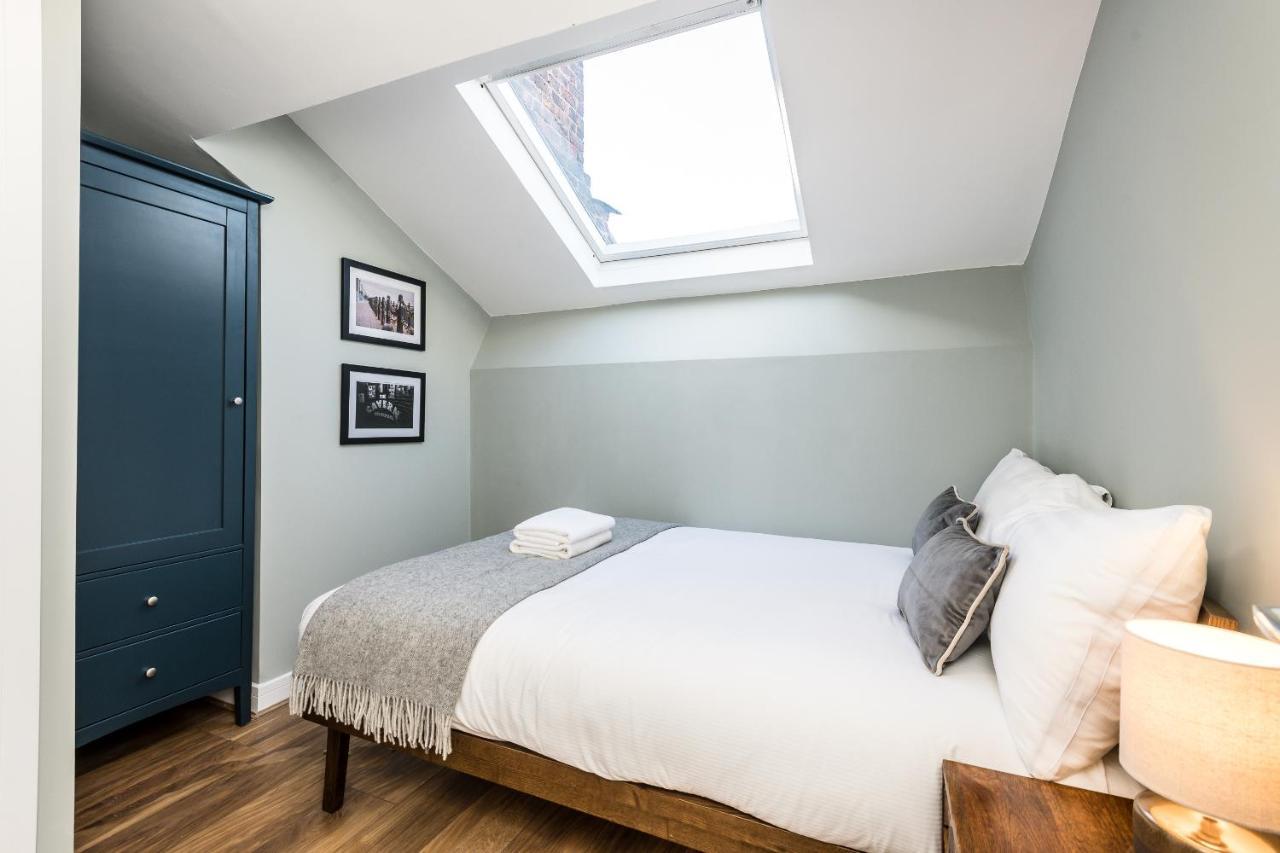 Host & - Catharine Quarters *