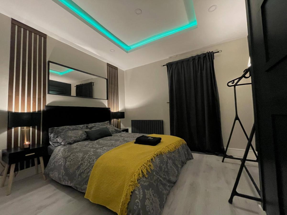 Immaculate Modern With Parking - Sleeps 8 - Holiday home Liverpool