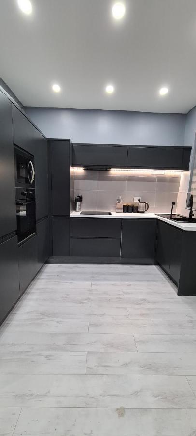 Immaculate Modern With Parking - Sleeps 8 -