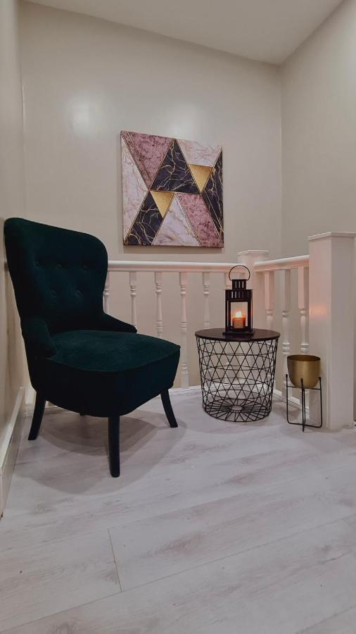 Immaculate Modern With Parking - Sleeps 8 - Holiday home