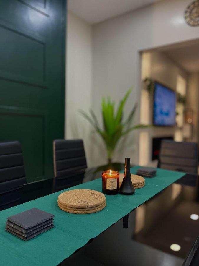 Immaculate Modern With Parking - Sleeps 8 -