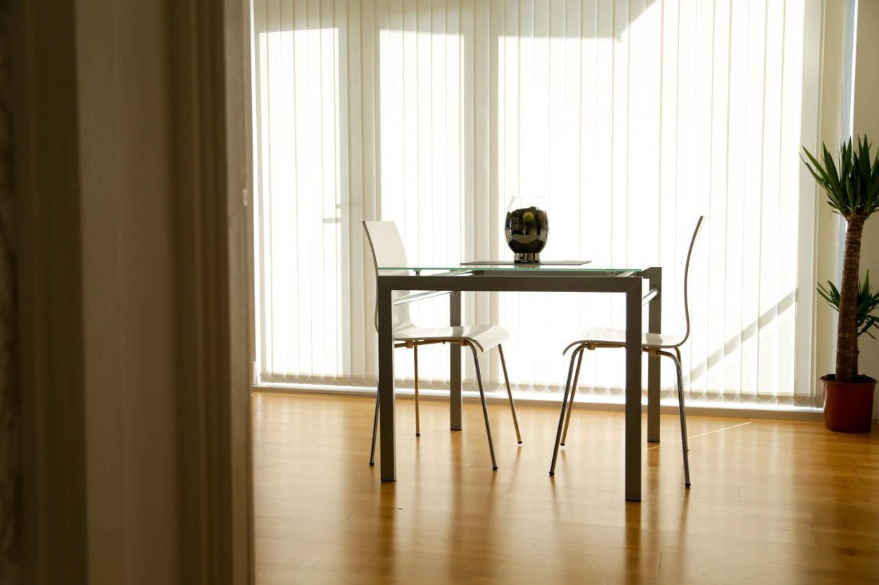Apartment Serviced In Centre - Free Parking - Balcony - By Happy Days *