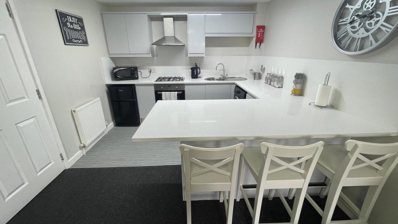 Hosted By Ryan - 1 Bedroom Apartment *