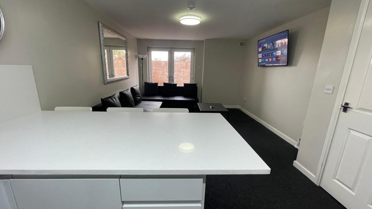 Hosted By Ryan - 1 Bedroom Apartment *