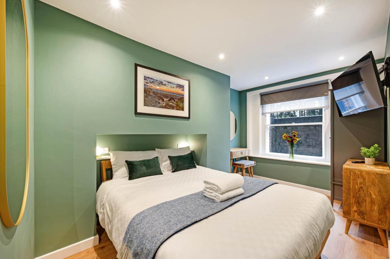 Host & - Catharine Quarters *