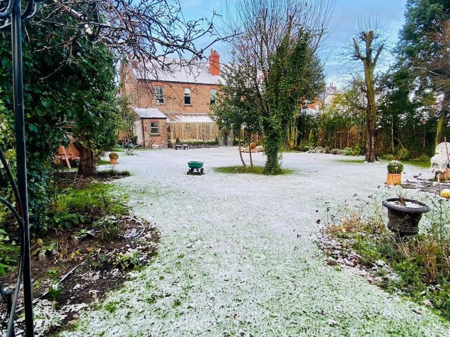 Winter Escape With Heated Pool * Liverpool