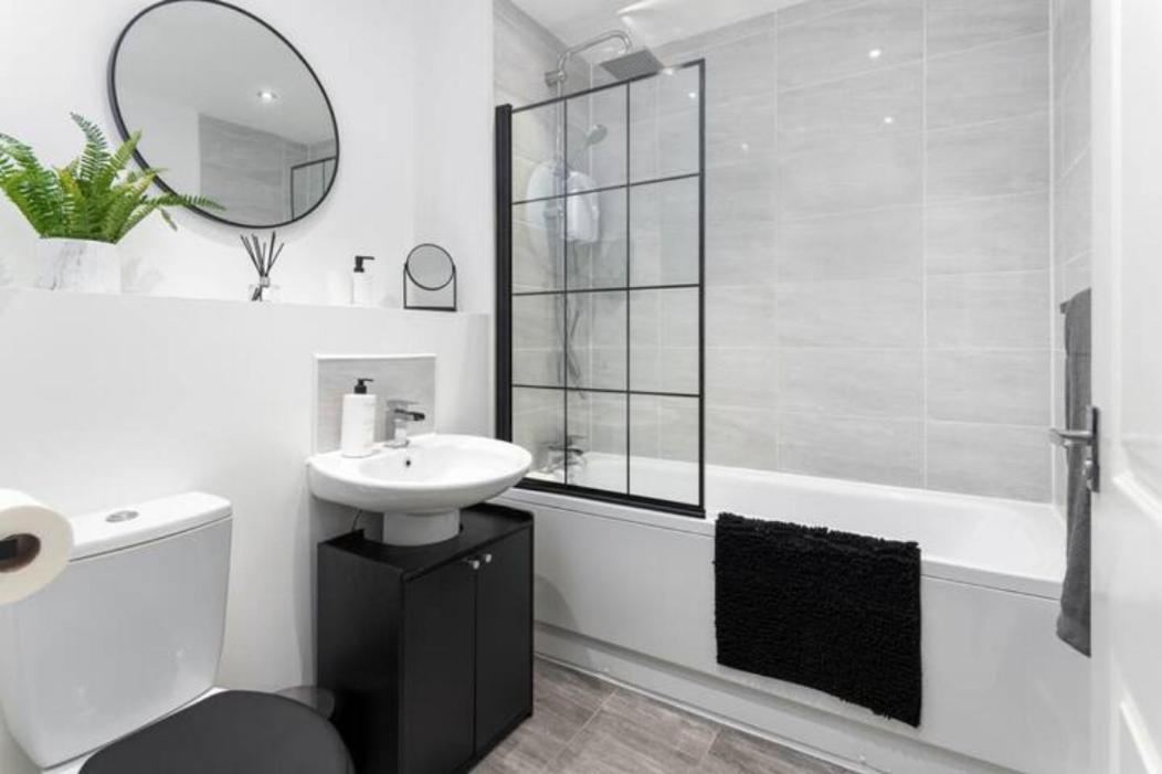 Orange Rentals- Close To Anfield- Sleeps 6 Guests- Free Parking! Liverpool