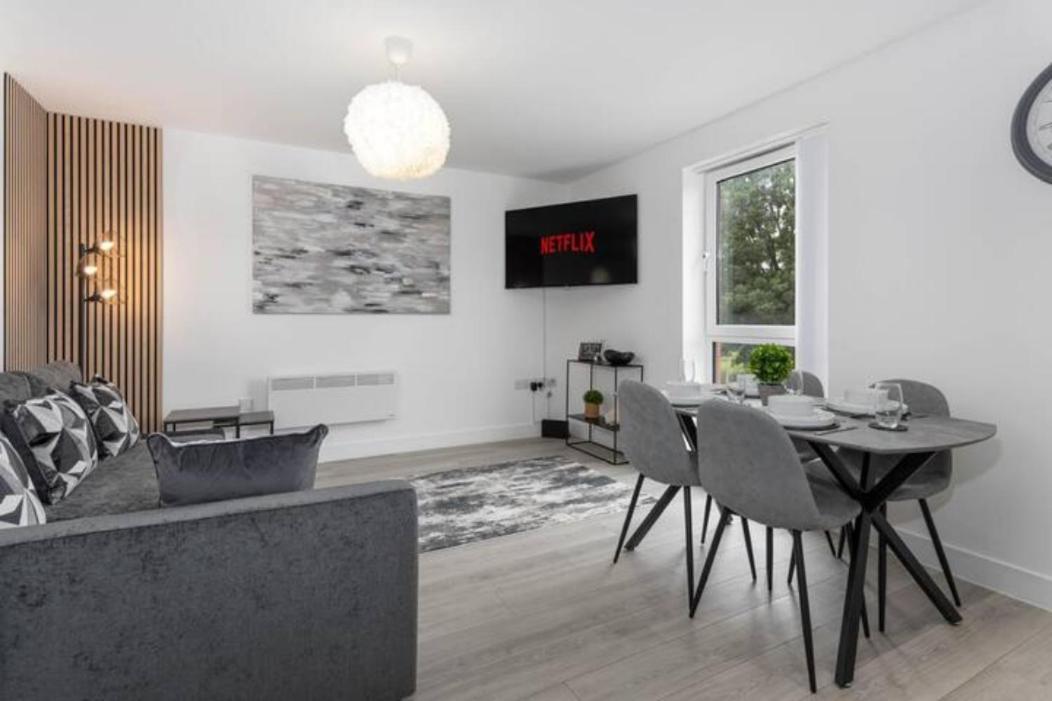Orange Rentals- Close To Anfield- Sleeps 6 Guests- Free Parking! *