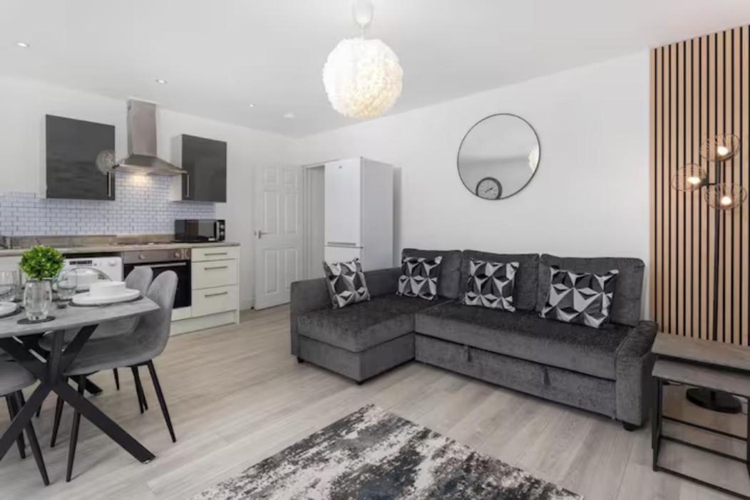 Orange Rentals- Close To Anfield- Sleeps 6 Guests- Free Parking! Apartment