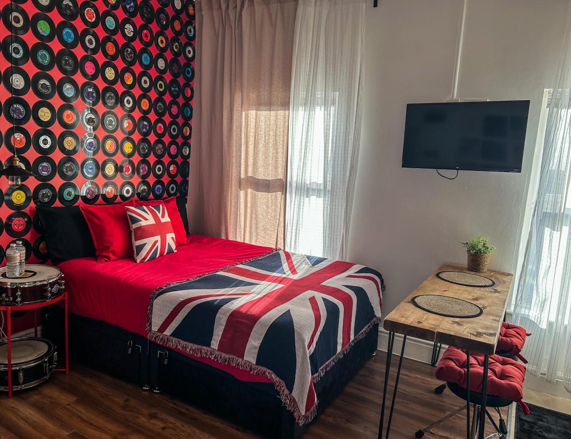 J&w With Free Parking Apartment Liverpool