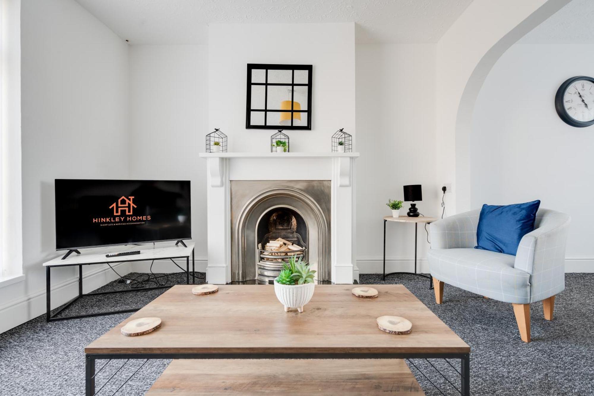 Large 3 Bedroom Free Parking Apartment