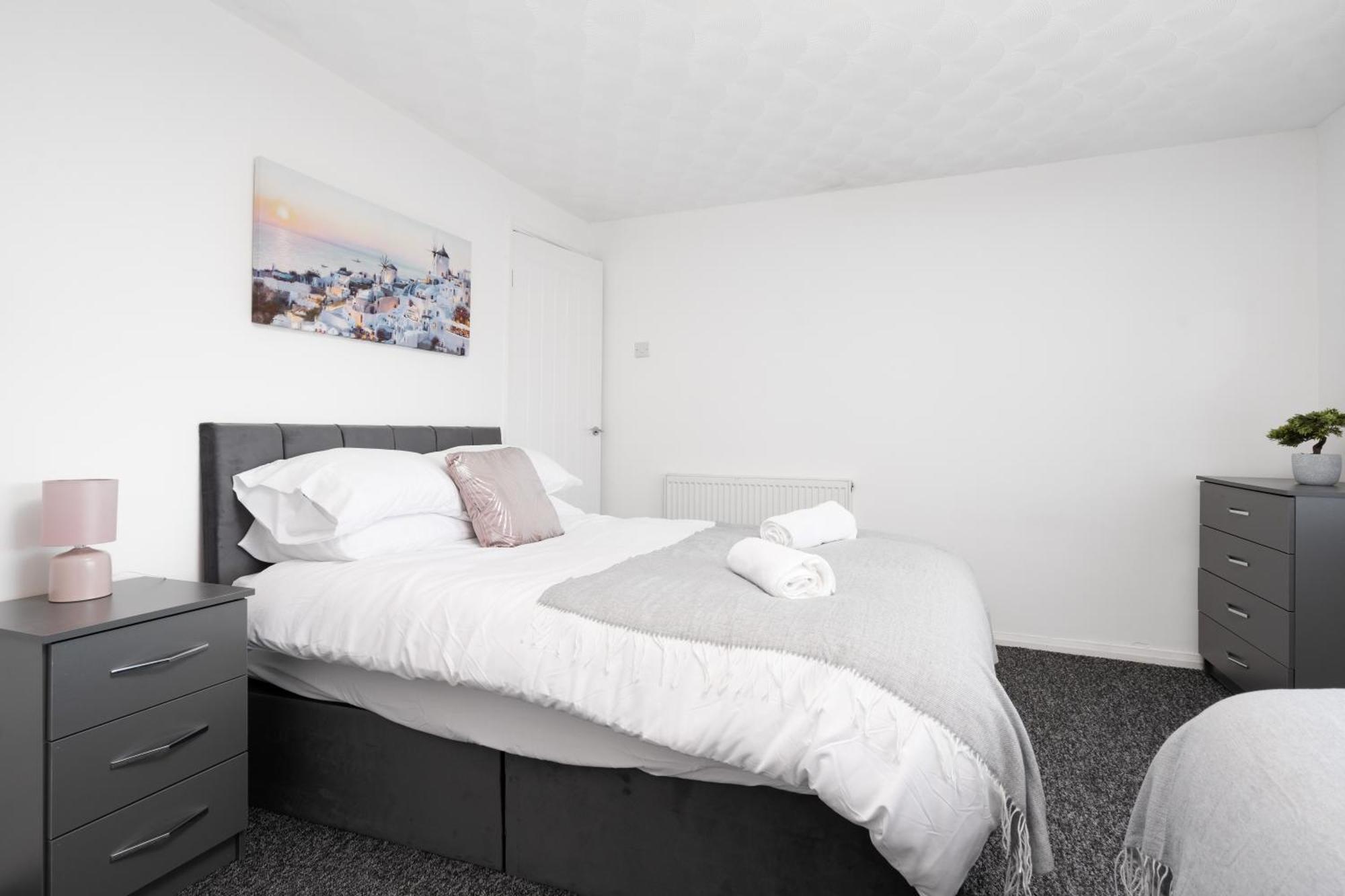 Large 3 Bedroom Free Parking Apartment