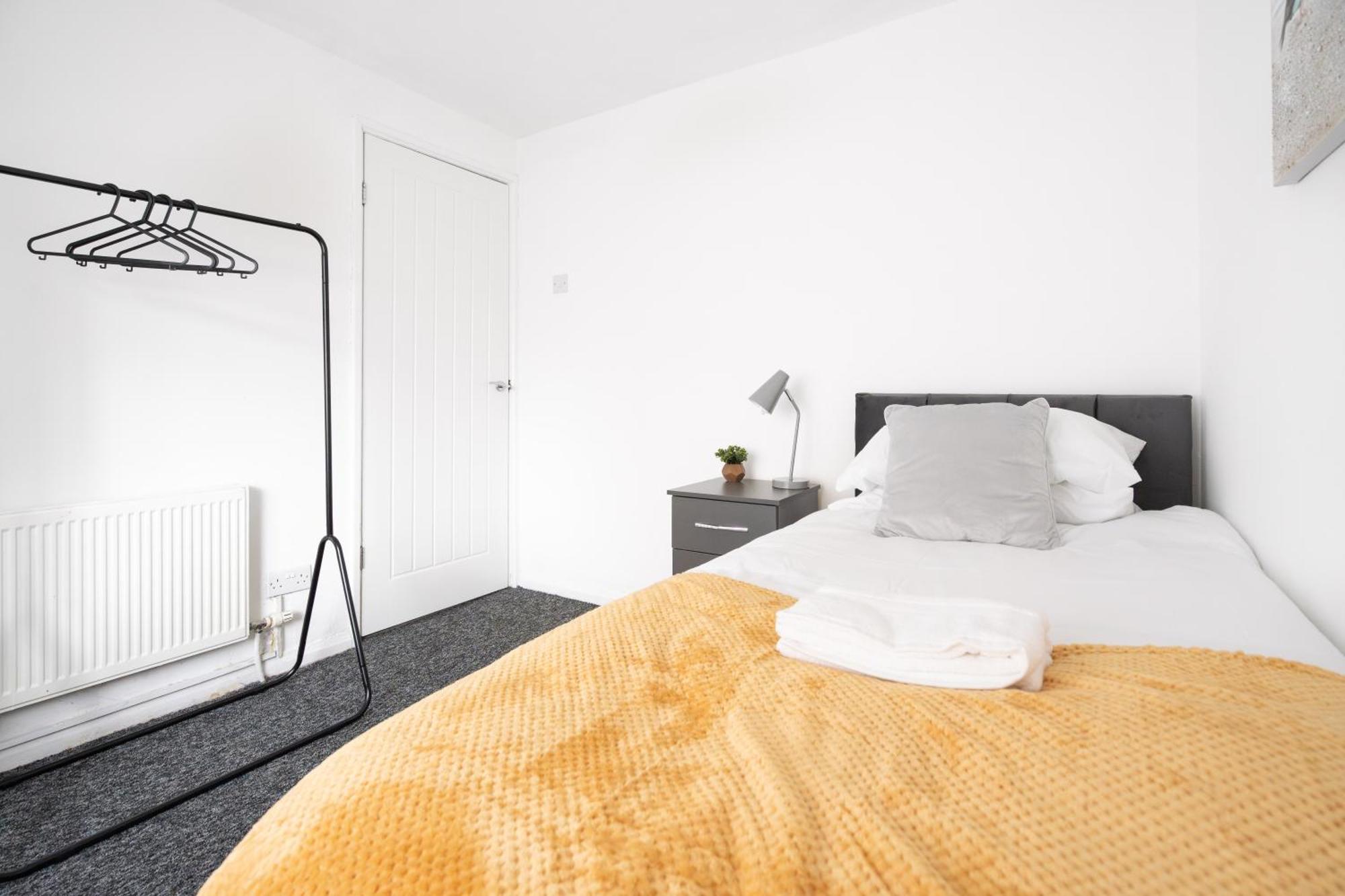 Large 3 Bedroom Free Parking Apartment Liverpool