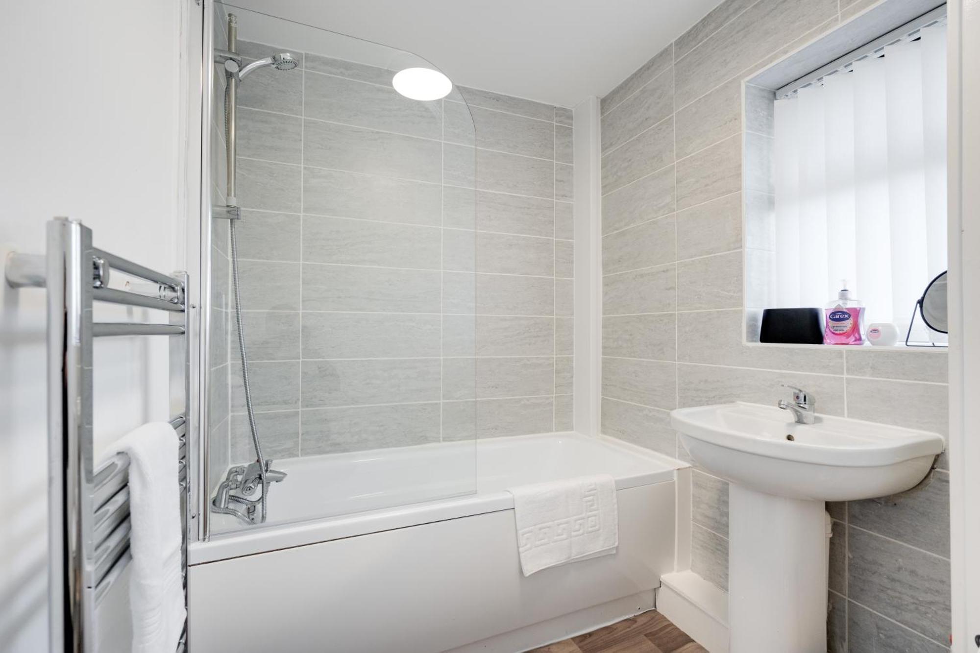 Large 3 Bedroom Free Parking Apartment