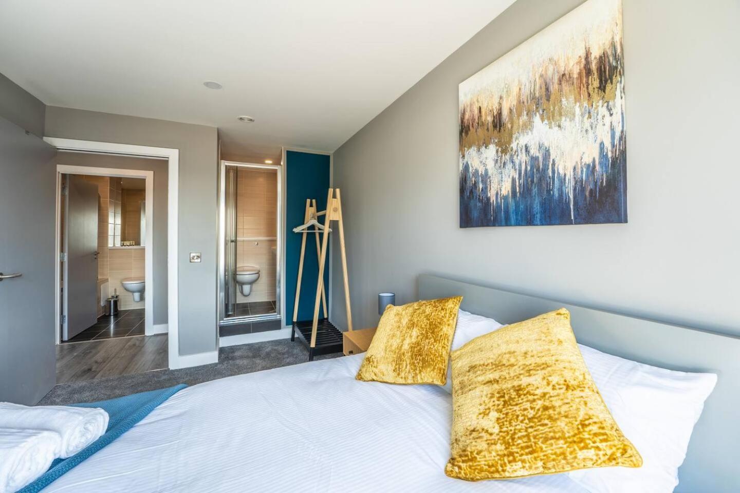 2-bed Flat At Monarchs Quay, Waterfront Apartment Liverpool