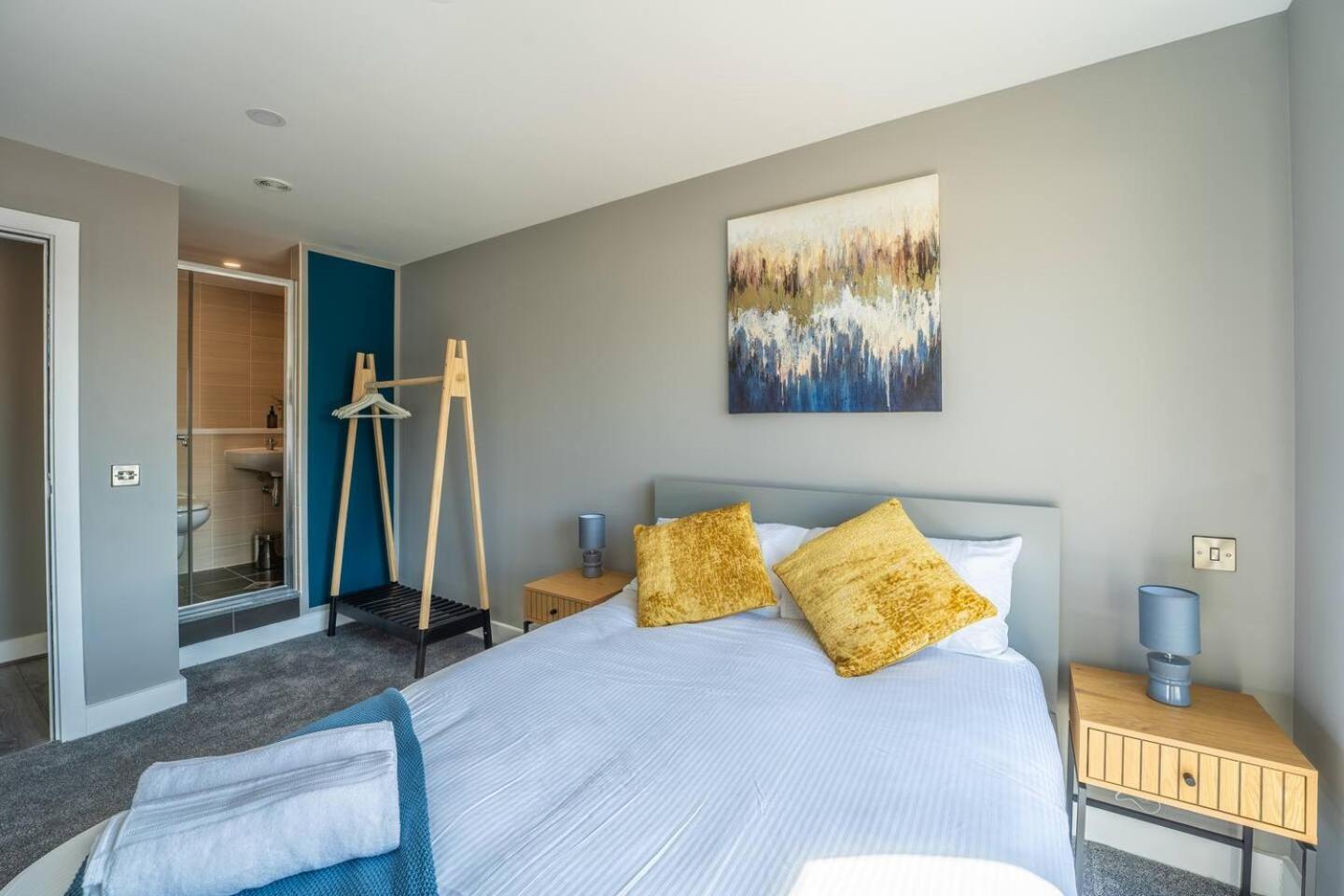 2-bed Flat At Monarchs Quay, Waterfront *