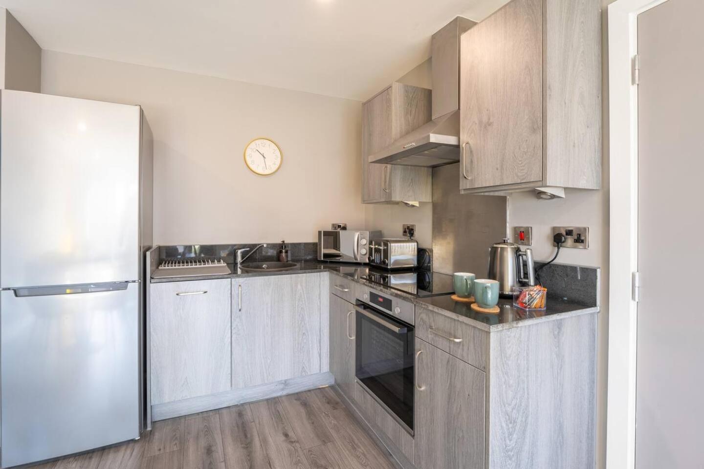 2-bed Flat At Monarchs Quay, Waterfront Apartment
