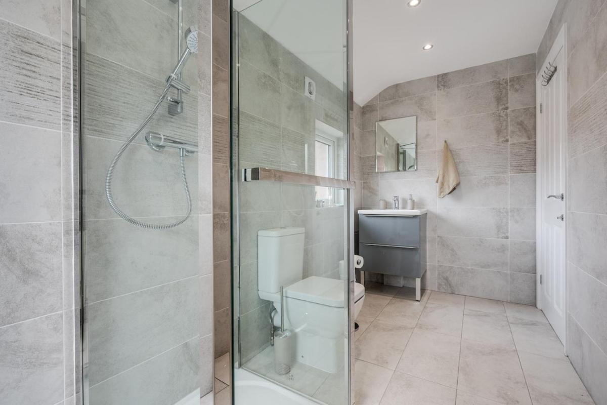Modern House - Free Parking - 2x Bathrooms Holiday home