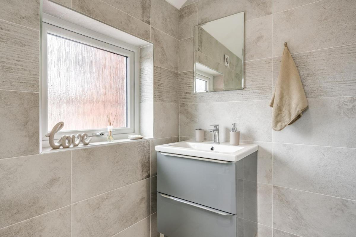 Holiday home Modern House - Free Parking - 2x Bathrooms *