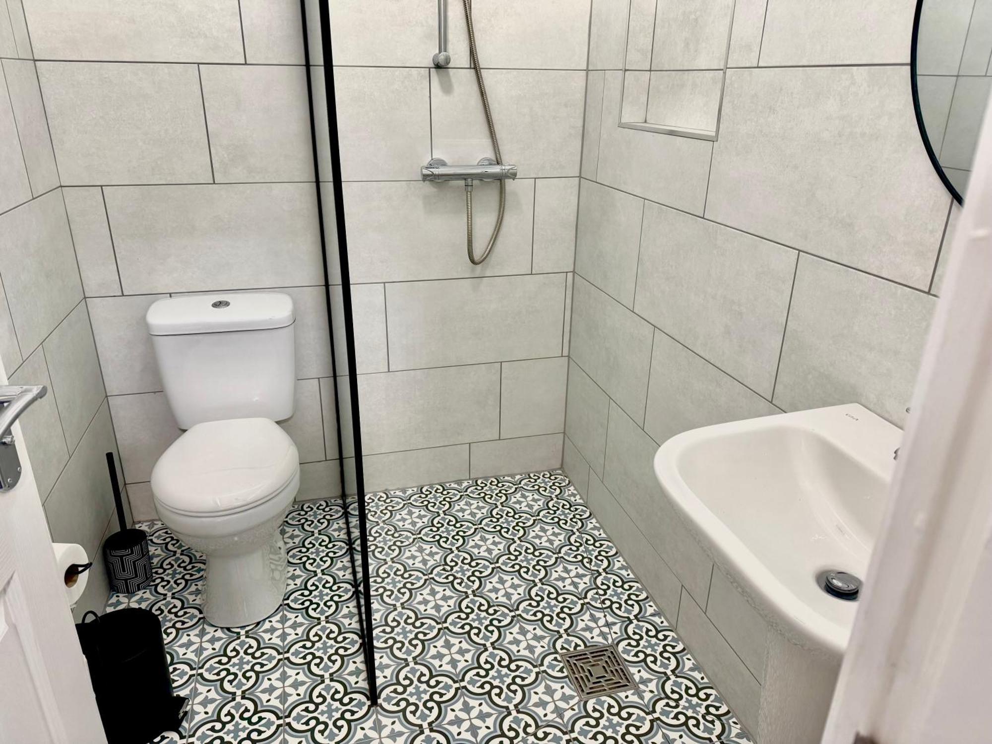 Apartment New Duplex Apartment, Free On Street Parking, Tv To Rooms, Sound System, Laundry *