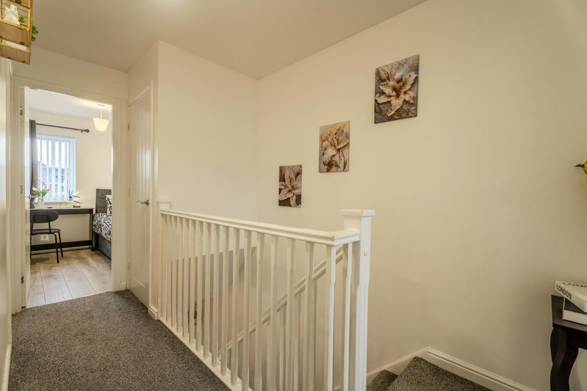 5-beds In Quiet Three Bedroom House Near Anfield Stadium, Free Parking Liverpool