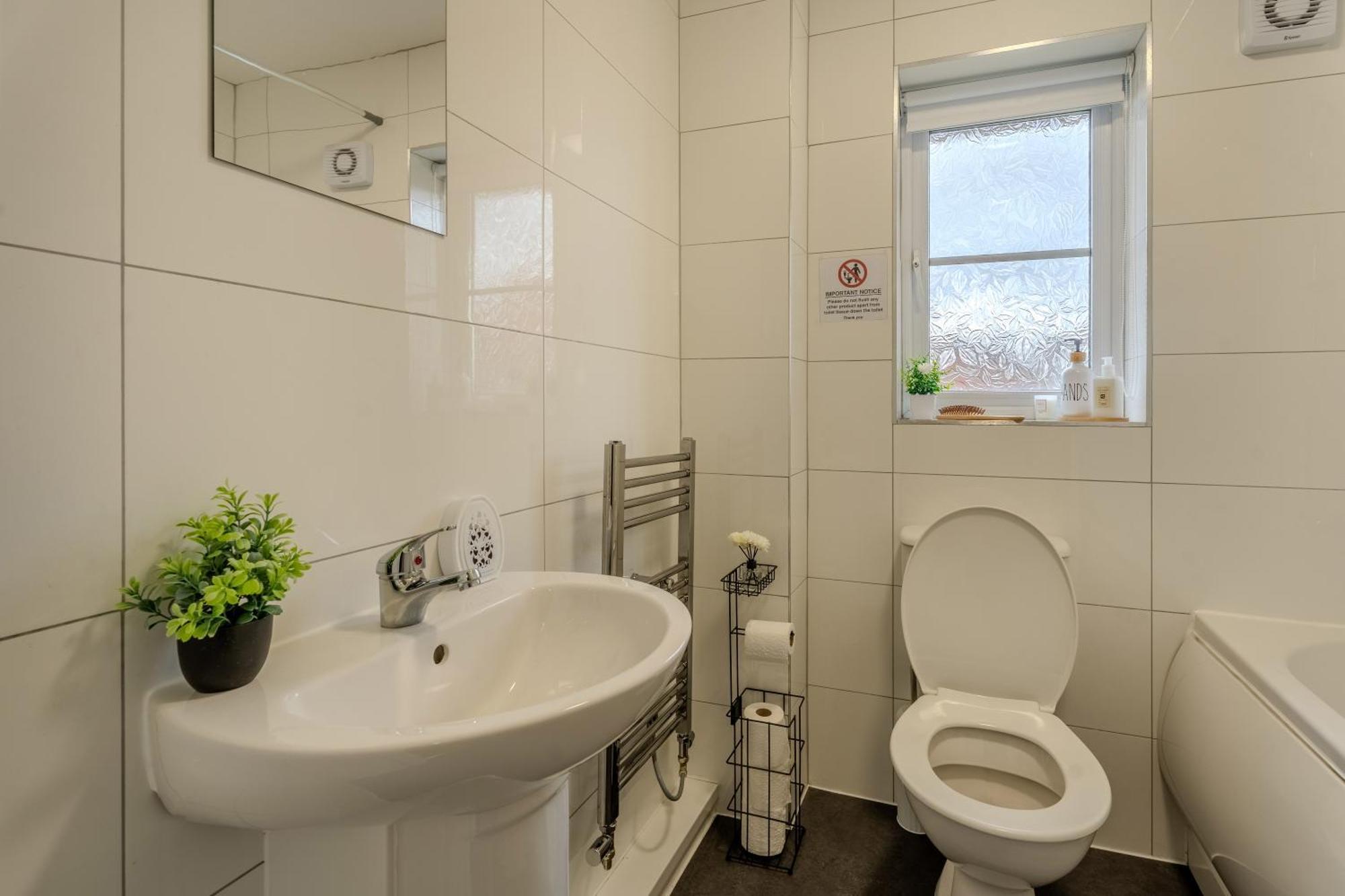 Apartment 5-beds In Quiet Three Bedroom House Near Anfield Stadium, Free Parking *